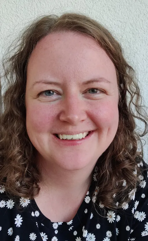 Mirjam Zweigler lächelt in die Kamera
